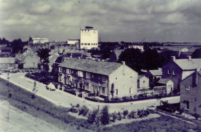 Burgemeester Mulstraat
Korte deel van de Burgemeester Mulstraat, parallel aan de (veel hoger gelegen) provinciale weg. Rechts het lange deel (foto GOK013),en achteraan de bocht naar de Burgemeester Bletzstraat. Foto ongeveer begin 50er jaren.
Keywords: Geinbrug;Driemond;Burgemeester Mulstraat