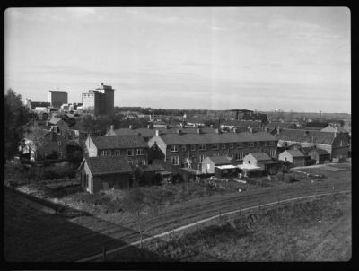 Burgemeester Mulstraat
Achterzijde woningen Burgemeester Mulstraat, parallel aan het Sluispad en het Amsterdam-Rijnkanaal. Links achter Sluis en daarnaast Otten.
Keywords: Geinbrug;Driemond;Burgemeester Mulstraat;Sluis;Otten