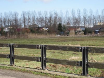 Stammerlandweg
Volkstuinvereniging Linnaeus vanaf hetzelfde bruggetje maar dan richting de Kanaaldijk West.
Keywords: Stammerlandweg;Volkstuinvereniging Linnaeus;Driemond;Geinbrug