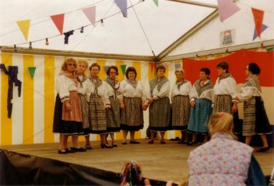 Volksdansgroep Minoesjka
Optreden volksdansgroep Minoesjka, 1991. V.l.n.r.: Gerda Braam, Marti v/d Toorn, Loeki ....(Nigtevecht), Minke ...., Hedwig Uittenboogaard, Netty de Vries, Mien de Graaf, Tinie Hogeberg, ?...fielie (Bijlmer)
Keywords: Driemond;Geinbrug;volksdansen;vereningingen;Minoesjka
