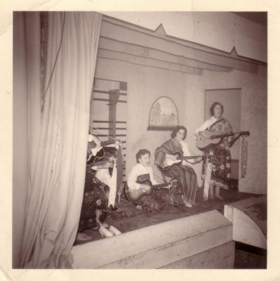 Zanggroep 'De Geriehetties
De Geriehetties in 'indische' outfit.
Keywords: Driemond;Geinbrug;zanggroep;vereningingen;Geriehetties