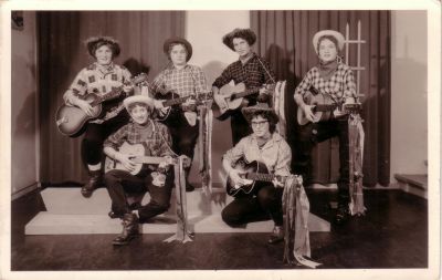 Zanggroep 'De Geriehetties
De Geriehetties in 'cowboy' outfit.
Keywords: Driemond;Geinbrug;zanggroep;vereningingen;Geriehetties