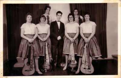 Zanggroep 'De Geriehetties
De Geriehetties met de er later bij gekomen dirigent Jan Buurman. Hier weer de 'normaal' outfit.

Keywords: Driemond;Geinbrug;zanggroep;vereningingen;Geriehetties