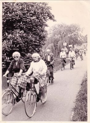 ONI ('Ontspanning na Inspanning')
De ONI werd in 1954 opgericht, met veel activiteiten voor ouderen. In 1969 veranderde de naam in 'reisvereninging ONI' omdat nog slechts het jaarlijks uitje georganiseerd kon worden. Amsterdam verstrekte geen subsidies meer. Inmiddels is het aantal activiteiten weer toegenomen, en wordt de ONI nu aangeduid als de 'Ouderensoos (off.: Ouderen-sociëteit Driemond)
Keywords: Driemond;Geinbrug;vereningingen;ONI;reisvereniging;ouderensoos