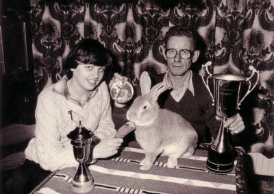 De Vlaamse Reus, konijnenfokvereniging
De familie Venema was met zijn konijnen erg succesvol. In 1976 werd een van zijn dieren de mooiste 'Gele' van het land.
Keywords: Driemond;Geinbrug;konijnenfok;vereningingen;De Vlaamse reus