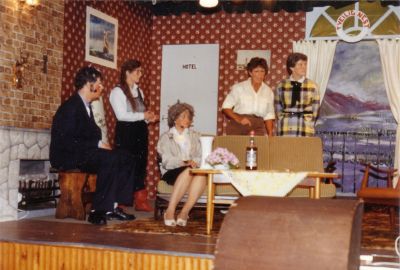 Toneelvereniging
Opvoering van 'T Veilig Nest' (Harold Mc Pherson, 1958).
V.l.n.r.: ..?.., Corrie Koops,  ..?.., Ger de Vries, An Frumau
Keywords: Driemond;Geinbrug;toneel;vereningingen