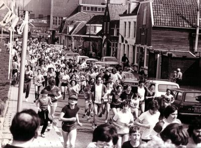 Geinloop
De Geinloop komt door Driemond.

De eerste keer dat de Geinloop plaatsvond, in 1976, werd deze gehouden om het onderhoud van het Groene Kruisgebouw (destijds aan de Burg. Kasteleinstraat) te bekostigen. Door subsidieverlening was dat later niet meer nodig, maar werd de Stichting Geinloop opgericht om de prestatieloop te behouden en Driemond in de regio te promoten. Een financieel positief resultaat kwam ten goede aan het verenigingsleven in Driemond.
Keywords: Driemond;Geinloop