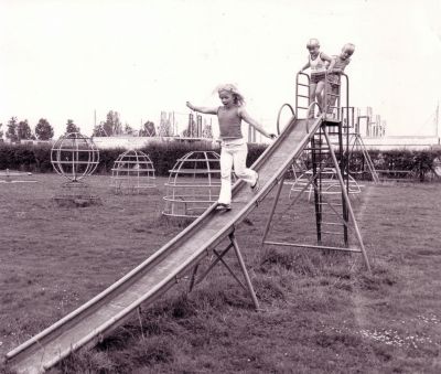 Speeltuinvereniging 'Disneyland'
Voorheen speeltuinvereniging 'Geinbrug', opgericht in 1957. Sinds 1962 'Disneyland'.
In de achtergrond de wijk 'Maanhof' in aanbouw.
Keywords: Driemond;Geinbrug;speeltuin;Disneyland;vereningingen;Maanhof