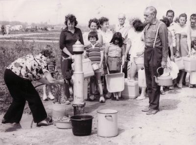 Volkstuinvereniging Linnaeus
De volkstuinders haalden het water aan de pomp. 1973.
Keywords: Driemond;volkstuin;Linnaeus