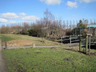 Tuinvereniging Frankendael
Tuinvereniging Frankendael is een afsplitsing van Volkstuinvereniging Linnaeus, en werd in 1970 opgericht toen het grootste deel van het volkstuincomplex Linnaeus naar Driemond kwam. In 2000 moest ook de volkstuinvereniging Frankendael weg uit Amsterdam, en kwam met een beperkter aantal volkstuintjes terecht tegenover het volkstuincomplex Linnaeus, aan het eind van de Stammerlandweg, tussen de Stammerlandweg en de Kanaaldijk-West.
Keywords: Driemond;volkstuin;Frankendael