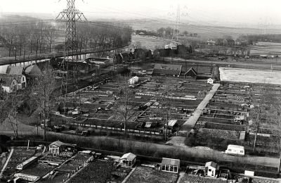 Tuindersvereniging Driemond
Overzicht van het 'tuindersvereniging complex 'Driemond'. De tuindersvereniging werd in september 1976 opgericht.
Op de foto ligt achter (horizontaal) de Stammerlandweg, en in de voorgrond (met vrachtauto) de Burgemeester Kasteleinstraat.
Keywords: Driemond;tuindersvereniging