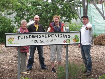 Tuindersvereniging Driemond
Leden van de tuindersvereniging.
V.l.n.r.: Letty Corbijn van Willenswaard, Hans en Marleen Kuijl en Willem Duijs.
Keywords: Driemond;tuindersvereniging