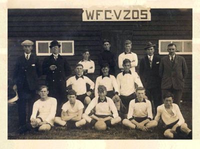 Voetbal WFCVZ
Voetbalvereniging WFCVZ was een voorloper van Geinburgia. De club uit Weesperkarspel was een relatief korte tijd aangesloten bij de Amsterdamsche Voetbalbond, n.l. van 1928 t/m 1930.
Voor zover bekend: midden achter staand (in zwart) Piet Overeem ???, tweede van rechts staand (met hoed) Jan Zwart, links voor Wout van Beek en tweede van rechts voor Henk Vos.
Keywords: voetbal;Weesperkarspel;WFCVZOS