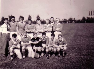 Voetbal 
Voetbalvereniging Geinburgia werd in 1950 opgericht. Niet duidelijk is of deze fot ook voetballers van Geinburgis laat zien, of dat de foto eerder is genomen. Ook de lokatie is niet helemaal duidelijk. Gezien de namen op de foto bijgevoegd staat Henk Vos ook op foto VCF034, die aannemelijk tussen 1928 en 1930 genomen is. Hij moet dus een 20 jaar ouder zijn als het om het in 1950 opgerichte Geinburgia gaat.
Keywords: voetbal;Weesperkarspel;Geinbrug;Driemond