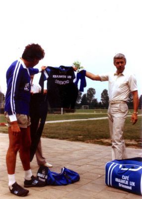 Voetbal Geinburgia
Geinburgia heeft een aantal in Driemond bekende namen als sponsor (gehad). Een ervan was café 'Kraantje Lek'. Op de foto dhr. Smit van 't café die een nieuw shirt toont.
Keywords: Voetbal;Driemond;Geinburgia;sponsor;kraantje lek