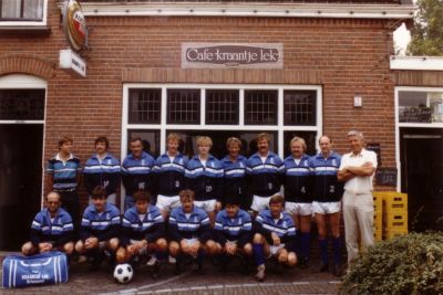 Voetbal
Het door 'Kraantje Lek' gesponsorde team voor het café, met eigenaar Smit geheel rechts.
Keywords: Voetbal;Driemond;Geinburgia;sponsor;kraantje lek