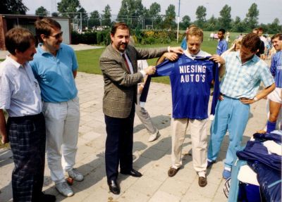 Voetbal Geinburgia
Ook Niesing Auto's was een van de sponsors. Op foto Henk Niesing met  het 'niesing shirt'.
Keywords: Voetbal;Driemond;Geinburgia;sponsor;Niesing