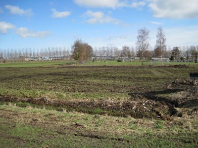 MatchZo sport en activiteitencentrum
Het braakliggend terrein waarop de MatchZo zal verrijzen. De bomenrij achter is de Kanaaldijk-West, de zichtbare bebouwing ligt aan de overzijde van het kanaal, in Weesp.
De eerste paal voor de MatchZo ging in 2010 de grond in, het complex werd in juni 2011 geopend.
Keywords: Driemond;sporthal;MatchZo
