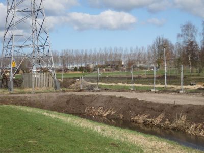MatchZo sport en activiteitencentrum
De MatchZo is vanaf de Stammerlandweg te bereiken met de auto (en overig verkeer) en vanaf de Zonnehof loopt een apart voetgangers-, fiets- en brommerpad.
Deze foto de aanrit vanaf de Stammerlandweg. Volkstuinvereniging Frankendael ligt links achter op de foto, zichtbaar achter de electriciteitsmast.
Keywords: Driemond;sporthal;MatchZo