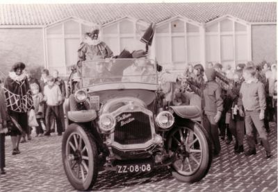 Sinterklaas
Sinterklaas-intocht in een oldtimer. Dorpsplein Driemond, op de achtergrond het Kerkwijkgebouw aan de Burgemeester Kasteleinstraat.
Volgens een bijschrift zou de foto uit 25-11-1971 zijn.
Keywords: Sinterklaas