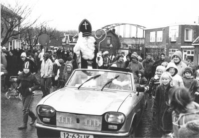 Sinterklaas
Sinterklaasintocht in een moderner auto. 
Keywords: Sinterklaas