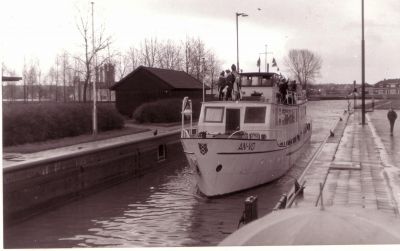 Sinterklaas komt aan per boot in 't Smal Weesp. Achterin het Merwedekanaal en behuizing van Weesp. Rechts het Sluispad.
Het bijschrift bij de foto vermeldde Hannie de Vries. Zij was kennelijk erg actief bij de organisatie van evenementen, zoals de Sinterklaasoptocht, maar ook met Koninginnedag wordt zij vaak vermeld.
Keywords: Sinterklaas