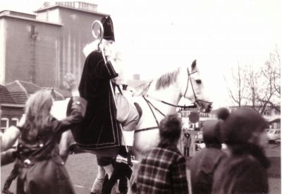 Sinterklaas
Dit zou volgens bijschrift de intocht van 1973 zijn. Ook hier werd  Hannie de Vries weer genoemd.
Keywords: Sinterklaas