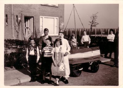 Koninginnedag
1960: de kar van Pipo. Op VCF058 staat deze vermeld door Hannie de Vries.
De twee kinderen achter verbeelden de Dikke Deur (?) en Pipo (Henk Lammen). De drie vooraan Snif (Joop Lammen), Snuitje (Jan Lammen) en Mamaloe (Rietje Frank). De toeschouwers zijn v.l.n.r Dick Stam, Kees Frank en Wil Lammen.
Keywords: Koninginnedag