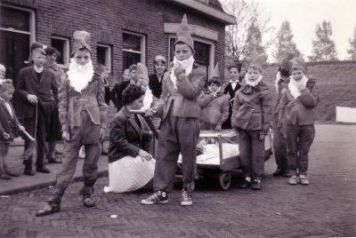 Koninginnedag
1962: Sneeuwwitje en de zeven dwergen. Zie ook VCF058, waar de namen van de verklede kinderen staan. Ik vermoed van rechts af. Slechts zes dwergen zichtbaar en genoemd.
Keywords: Koninginnedag