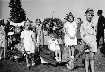 Koninginnedag
Deze 'praalwagen' dateert uit 1948, met de kinderen Lievers (?) bij de wagen. Het thema van de optocht is vermoedelijk 'Wilhelmina 50 jaar', zoals af te leiden valt van het opschrift op de kar. 
Keywords: Koninginnedag
