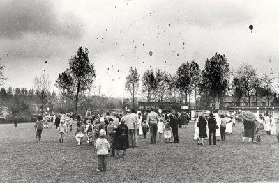 Koninginnedag, Oranjevereniging
Ballonnen oplaten hoort bij feestelijke dagen.

Keywords: Koninginnedag;Oranjevereniging;wedstrijd;vermaak;festiviteiten