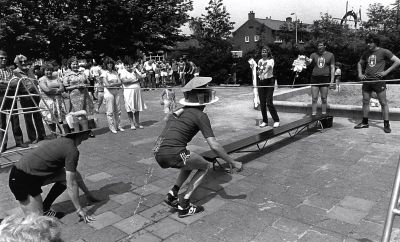 Koninginnedag, Oranjevereniging
Bij de dienbladrace waren de nodige hordes te nemen.
Keywords: Koninginnedag;Oranjevereniging;wedstrijd;vermaak;festiviteiten