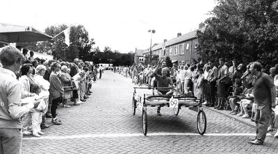 Koninginnedag, Oranjevereniging
De beddenrace was een evenement apart. Hier komt 69 over de sreep op de Burgemeester Kasteleinstraat.
Keywords: Koninginnedag;Oranjevereniging;wedstrijd;vermaak;festiviteiten