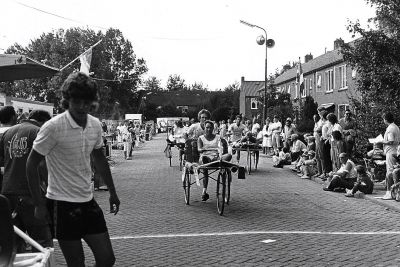 Koninginnedag, Oranjevereniging
De handkarren race ging ook over de Burgemeester Kasteleinstraat.
Keywords: Koninginnedag;Oranjevereniging;wedstrijd;vermaak;festiviteiten