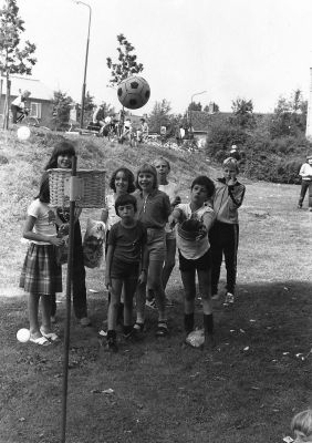 Koninginnedag, Oranjevereniging
Korfbal met een lage basket
Keywords: Koninginnedag;Oranjevereniging;wedstrijd;vermaak;festiviteiten