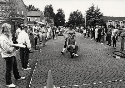 Koninginnedag, Oranjevereniging
Kruiwagenrace voor volwassenen op de Burgemeester Kasteleinstraat bij het Dorpsplein.
Keywords: Koninginnedag;Oranjevereniging;wedstrijd;vermaak;festiviteiten