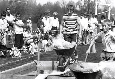 Koninginnedag, Oranjevereniging
Kruiwagenrace met hindernissen.
Keywords: Koninginnedag;Oranjevereniging;wedstrijd;vermaak;festiviteiten