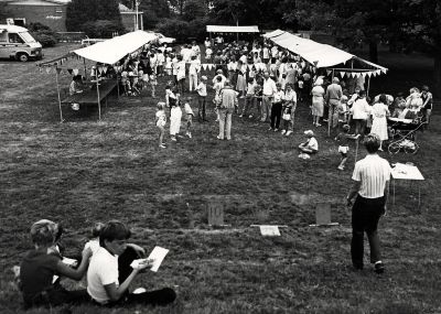 Koninginnedag, Oranjevereniging
Markt op het veld tegenover de kleuterschool 'De Wegwijzer'
Keywords: Koninginnedag;Oranjevereniging;wedstrijd;vermaak;festiviteiten