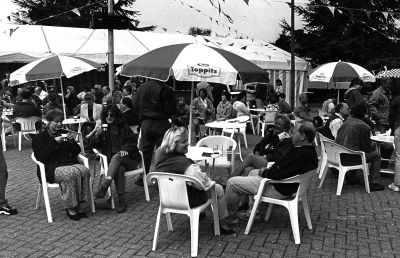 Koninginnedag, Oranjevereniging
Even ontspannen.
Keywords: Koninginnedag;Oranjevereniging;wedstrijd;vermaak;festiviteiten