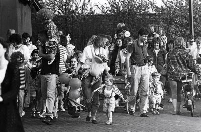 Koninginnedag, Oranjevereniging
Veel publiek en verklede kinderen.
Keywords: Koninginnedag;Oranjevereniging;wedstrijd;vermaak;festiviteiten