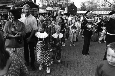 Koninginnedag, Oranjevereniging
Toeschouwers en verklede kinderen op het Dorpsplein, met de draaimolen, stalletjes en de fanfare (Jubal?)
Keywords: Koninginnedag;Oranjevereniging;wedstrijd;vermaak;festiviteiten