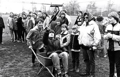 Koninginnedag, Oranjevereniging
Ringsteken is ook zo'n ouderwets klassiek spel. Hier vanuit de kruiwagen.
Keywords: Koninginnedag;Oranjevereniging;wedstrijd;vermaak;festiviteiten