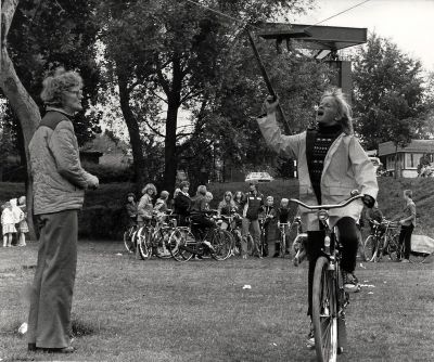 Koninginnedag, Oranjevereniging
Ringsteken vanaf de fiets.
Keywords: Koninginnedag;Oranjevereniging;wedstrijd;vermaak;festiviteiten