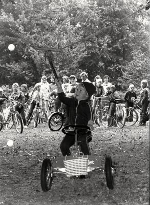 Koninginnedag, Oranjevereniging
Ringsteken ook voor de kleinere kinderen.
Keywords: Koninginnedag;Oranjevereniging;wedstrijd;vermaak;festiviteiten