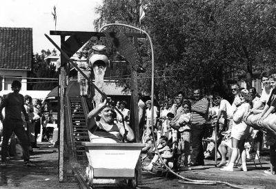 Koninginnedag, Oranjevereniging
Ringsteken waarbij het karretje op de rails vanaf de 'helling' suist. Water uit de melkbus als het fout gaat.
Keywords: Koninginnedag;Oranjevereniging;wedstrijd;vermaak;festiviteiten