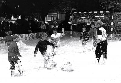Koninginnedag, Oranjevereniging
Schuimvoetbal.
Keywords: Koninginnedag;Oranjevereniging;wedstrijd;vermaak;festiviteiten