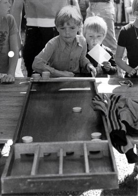 Koninginnedag, Oranjevereniging
Sjoelen.
Keywords: Koninginnedag;Oranjevereniging;wedstrijd;vermaak;festiviteiten