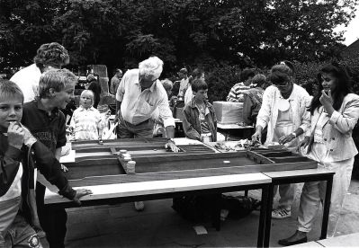 Koninginnedag, Oranjevereniging
Sjoelen blijft voor iedereen leuk, jong of ouder.
Keywords: Koninginnedag;Oranjevereniging;wedstrijd;vermaak;festiviteiten