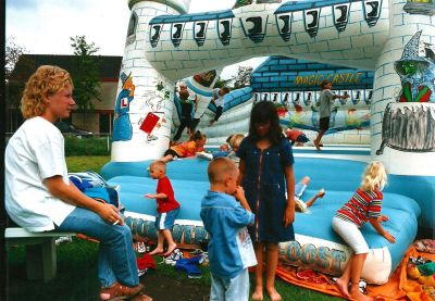 Koninginnedag, Oranjevereniging
Het springkussen is altijd in trek.
Keywords: Koninginnedag;Oranjevereniging;wedstrijd;vermaak;festiviteiten
