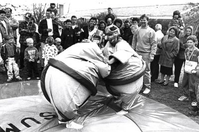 Koninginnedag, Oranjevereniging
Sumo worstelen. Het postuur is niet iedereen gegeven, maar daar valt wel iets op te bedenken.
Keywords: Koninginnedag;Oranjevereniging;wedstrijd;vermaak;festiviteiten